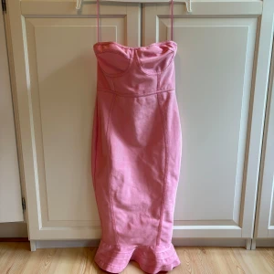 Rosa axelbandslös långklänning från PLT - Aldrig använd, i nyskick. Volang nertill, dragkedja i ryggen 