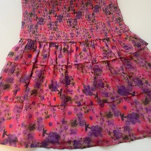 Blommig volang kjol - Säljer mina nya oanvända volang kjol ifrån Bikbok då den inte kommit till användning. Super somrig och fin. 