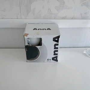 4-Pack AnnA kaffekoppar + fat - 4-Pack AnnA kaffekoppar 20cl/kopp + 4-Pack fat till som enbart är diskade då jag trodde att jag skulle använda dom, men kom aldrig till användning! Själva ”AnnA” märket har tagits bort på alla koppar och det är dom även på faten vad jag kommer ihåg. FÖRST TILL KVARN!