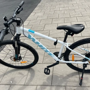 Säljer Mountainbike!! - 🚴Jag säljer min fina mountainbike. Den är vit med blå detaljer, i storleken 27,5 tum, vilket passar personer som är ungefär 150-170 cm långa. Cykeln är köpt på XXL och är i bra skick. Jag köpte den för ett och ett halvt år sedan, men den fungerar perfekt som den gjorde från början. Jag köpte den för 4800 kr, men priset kan diskuteras. Om ni vill ha fler bilder så är det bara att höra av sig!🤗🌸  Hör av dig om du är intresserad! 