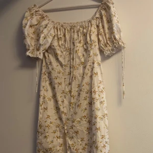 Blommig offshoulder långklänning - Superfin långklänning med offshoulder, puffärmar och slits