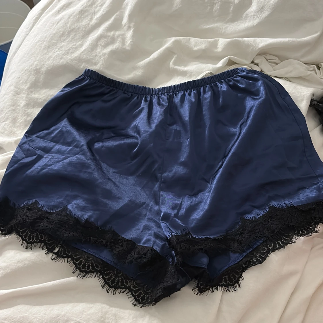 Marinblå linnetopp samt shorts med spetsdetaljer - 2