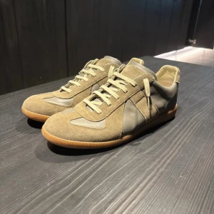 Maison Margiela skor - Säljer dessa Maison Margiela Gats replicas gröna, bra skick 8/10 inga större defekter. Storlek 44 passar även 43. kom med frågor vid funderingar.🤝