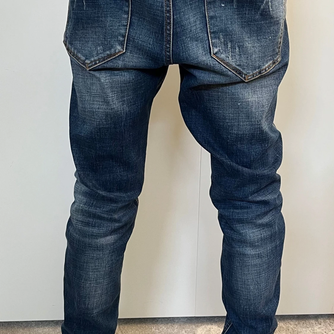 Mörkblå jeans med slitningar - 1