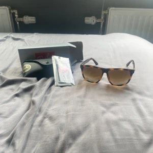 Rayban Boyfriend - Säljer ett par Rayban Boyfriend i toppen skick. Nypris ca 1199, allt på bild ingår.