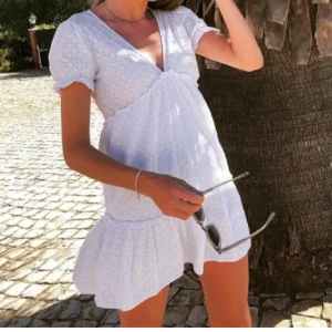 Vit Zara klänning - Säljer denna superfina zaraklänningen då den ej kommer till användning, storlek xs🫶🏻🫶🏻Lånad första bild, skriv privat för fler bilder!