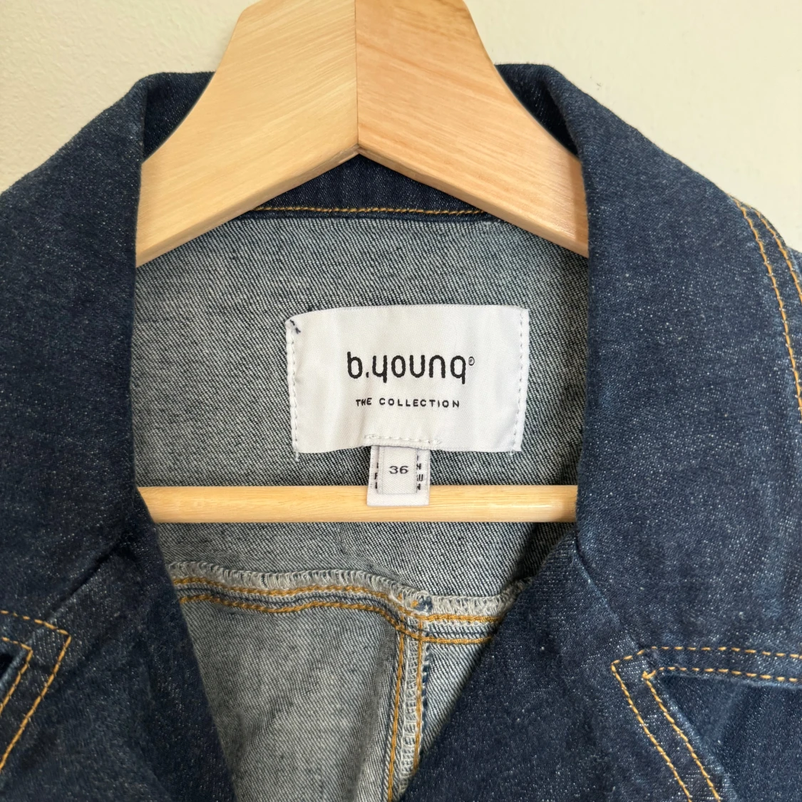 Mörkblå jeansjacka från b.young - 2