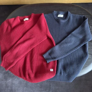 Dobber | Stickade tröjor | Storlek Medium - Stickade tröjor från dobber. Storlek M. Mörkblå och vinröd. 250kr för båda.