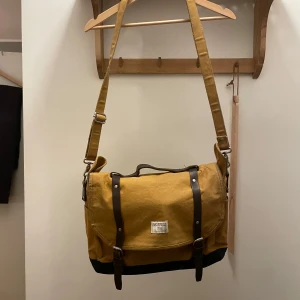 Sandqvist Messenger Bag - Väl använd men går fortfarande fint att använda. Denna design säljs inte längre av Sandqvist.