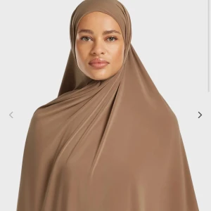 Merrachi | premium jersey - Dusty cinnamon - Helt ny, inte min färg  Priset är fast, inga bud! ☺️  Bild 2-3 är referensbild hur den sitter på någon influenser. Skulle också säga att färgen matchar bäst på bild 2-3 och inte helt från merrachis hemsida 