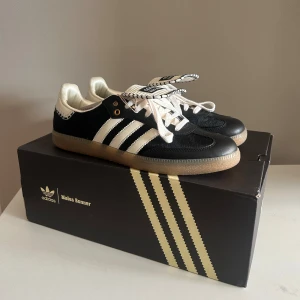 adidas x wales bonner - Säljer ett par unika skor från adidas. Sko låda och svarta extra snören följer med. Man kan vika in tunga om man inte gillar den 