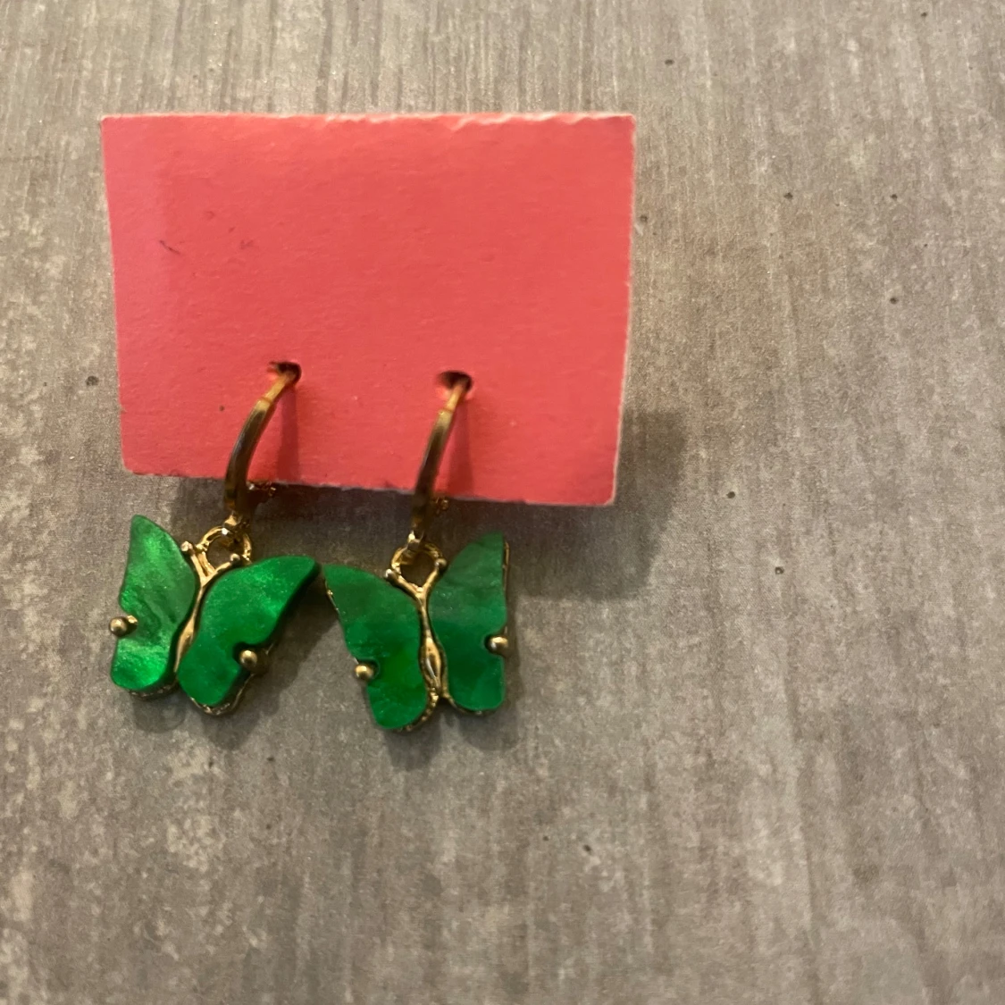 Gröna fjärilsörhängen i guldton - 1