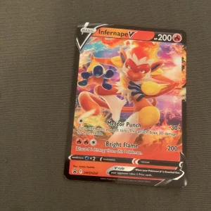 Infernape V - Coolt Pokémonkort med  V! Perfekt för dig som samlar eller spelar ju TCG. Kortet har färgstark design och är i bra skick. En grym addition till din samling eller för att boosta ditt deck. HP 200 och starka attacker som Meteor Punch och Bright Flame.