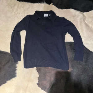 Mörkblå pikétröja från Bläck - Klassisk mörkblå pikétröja från Bläck i storlek M. Tröjan är i väldigt fint skick och den är använd runt 15 gånger. Nypris runt 600kr, mitt pris 249kr