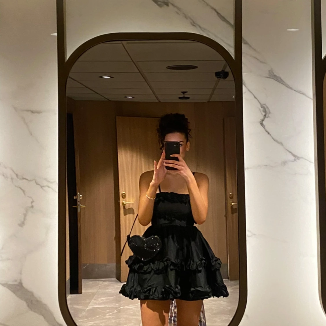 Svart volangklänning med smock