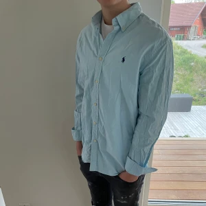 2 st Polo Ralph lauren skjortor - 2 st Polo Ralph lauren skjortor, ena i storlek L o andra i M