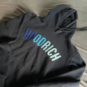 Mörkblå HOODRICH hoodie XS - MÖRKBLÅ hoodie från HOODRICH,  säljer den för den passade inte mig. Storlek XS