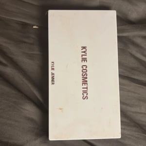 Kylie Cosmetics Pressed Powder Palette - Snygg palett från Kylie Cosmetics med 10 pressade puder i olika nyanser. Färgerna heter bland annat Blushing, Mauve Me, Chestnut och Burgundy Baby. Perfekt för att skapa olika looks med både matta och skimrande toner. Stilren vit förpackning med rosa text.Original pris 500kr mitt pris 199