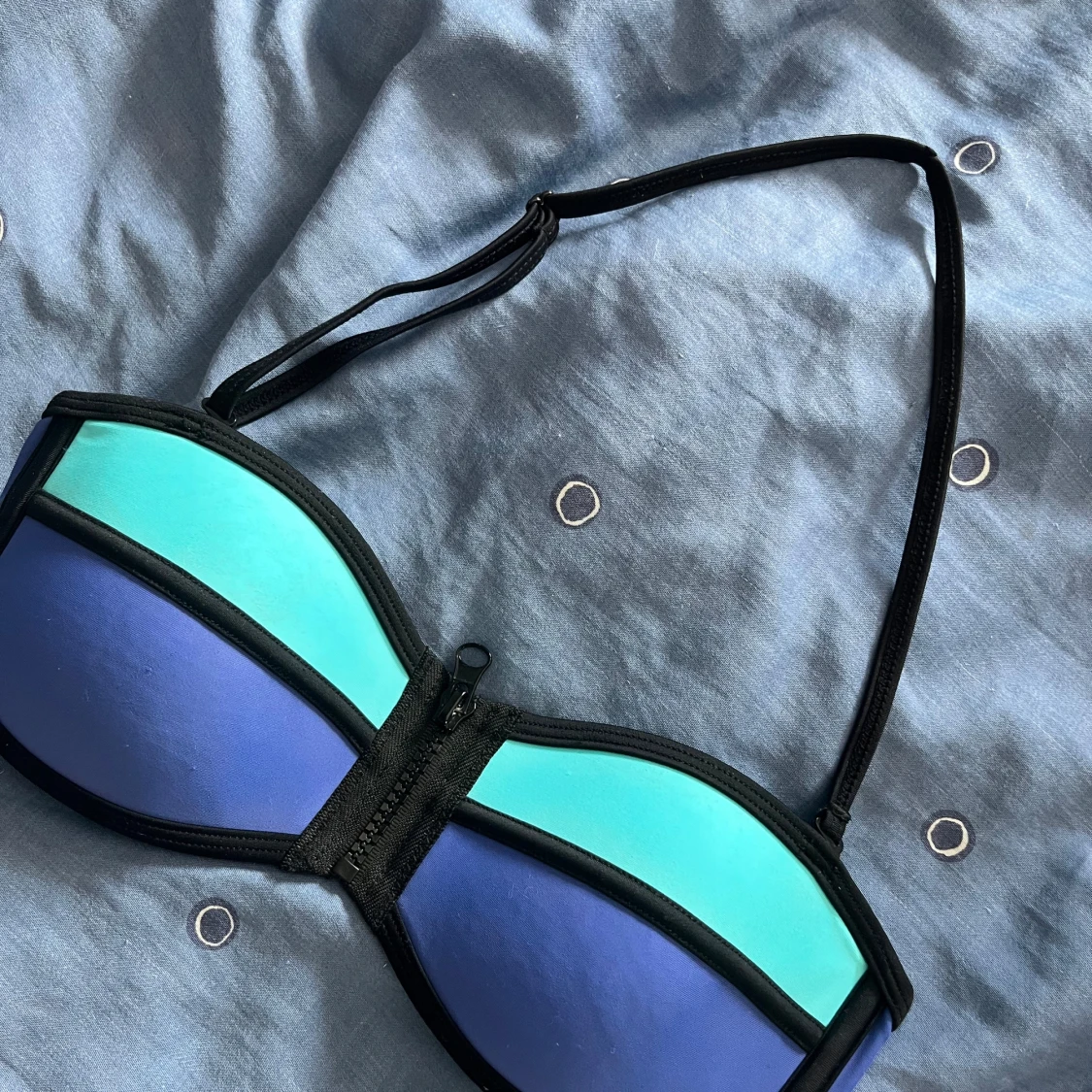 Blå och turkos bandeau bikiniöverdel