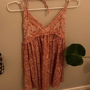 Rosa paisleymönstrad klänning Zara - Säljer denna rosa, populära, mönstrade klänningen ifrån Zara!💓 Jättefint skick i storlek S❤️