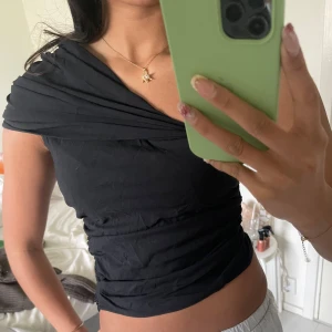 Svart festlig tröja  - Den är från zara och faktiskt aldrig använt. Den passar dig som bär xs/s. Den sitter lkte konstigt på mig med tanken på att den är lite för liten😂🤭