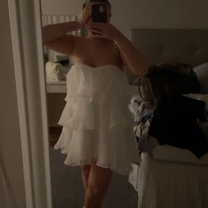 Miniklänning - Så fin klänning från det australienska märket Billy J boutique i modellen ”Monet mini dress”. Perfekt till sommaren eller studenten och säljer endast då den tyvärr var lite för stor vid bysten på mig! Men super super fin till sommaren alla festligheter☺️