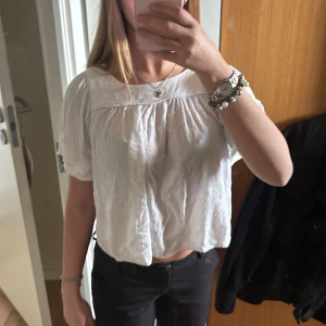 Vit luftig blus med kort ärm - Superfin vit blus, lite skrynklig då jag inte använt den på länge men stryker den naturligtvis innan jag postar! 