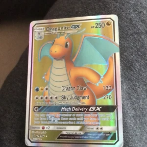 Dragonite - Samlarpaket med tre Pokémonkort: Dratini, Dragonair och den glittriga Dragonite GX! Perfekt för dig som älskar Pokémon och vill stärka din samling med drakfavoriter. Snygga motiv och coola attacker – ett måste för fans och samlare.