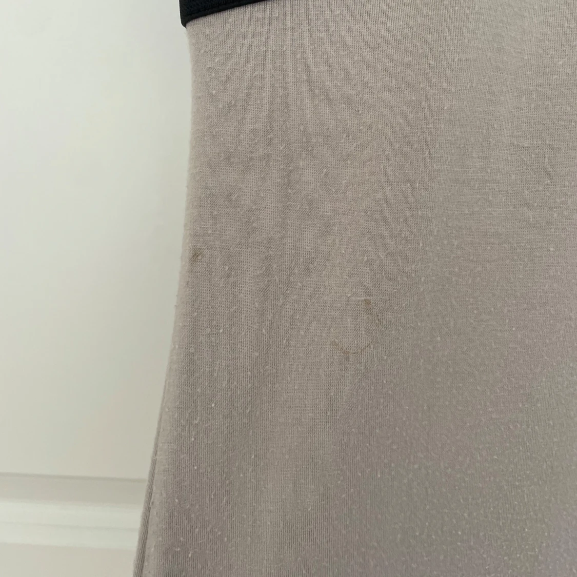 Beige kortklänning med bälte från Amisu - 4