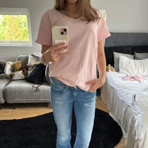 V-ringad ljusrosa t-shirt  - Säljer en basic ljusrosa t-shirt med V-ring. T-shirten är i storlek M men passar även S!🌺🎀☺️
