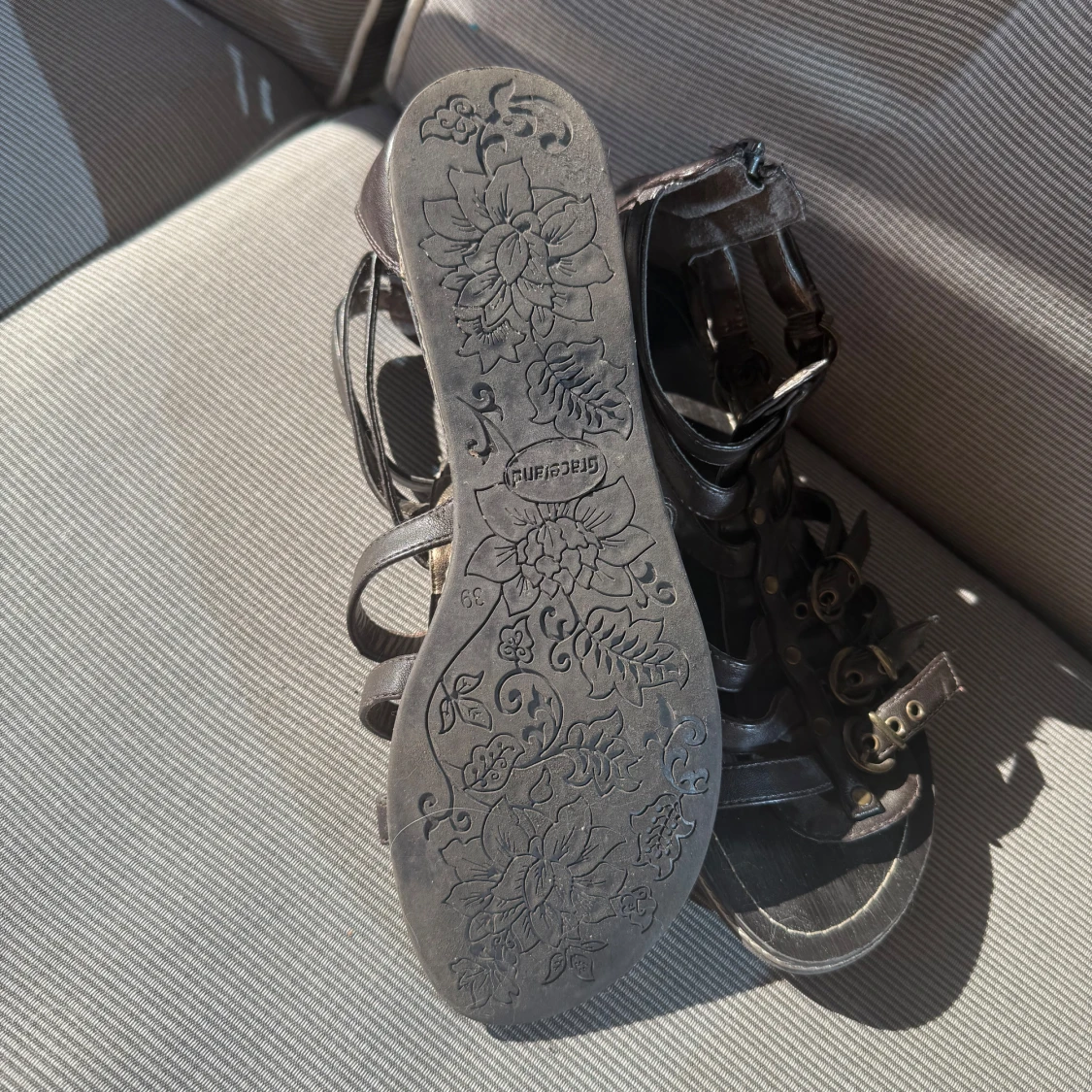 Svarta gladiatorsandaler med dragkedja - 2