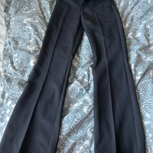 Svarta kostymbyxor från BikBok - Jätte sköna och snygga Svarta kostymbyxor från BikBok med bootcut/ vida ben.💗