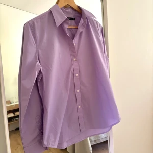 Ralph Lauren skjorta dam i violett - Violett, stilren skjorta i 95% bomull från Ralph Lauren. Något figursydd och med slätt, lysande tyg. Passar S-M. Skriv om du har frågor kring plagget!