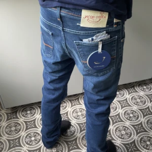 Jacob choën jeans  - Helt nya Jacob choën jeans i en slim fit model med storlek 30. Skriv vid frågor så svarar vi gärna😄. Man får även med en scarf fårn Jacob choën som kommer med jeansen ✅