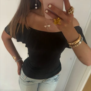 Offshoulder volangtopp  - Så fin offshoulder volangtopp! Jag är 168 och det är mina bilder, köp via köp nu direkt eller Swish, kvar tills markerad som såld 💖