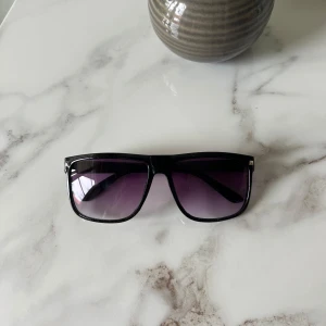 Rayban Boyfriend identiska solglasögon  - Säljer dessa sjukt snygga solglasögon som är identiska till Rayban Boyfriend! De är helt nya aldrig använda! Skriv vid intresse eller funderingar!🙌