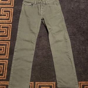 Gråa diesel jeans 30/30 - Snygga grå byxor med raka ben och klassisk femficksdesign. Byxorna har normal passform och är perfekta för en avslappnad men stilren look. Tillverkade i bomull för en skön känsla hela dagen.