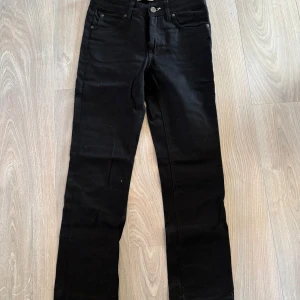 Svarta jeans från Acne Studios  - Svarta jeans från Acne Studios.  Storlek 27/32 Mycket bra skick. Köparen står för fraktkostnaden 