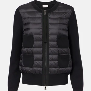 Svart pufferjacka från Moncler - Söker!!! Storlek xs-s skicka gärna om du har!