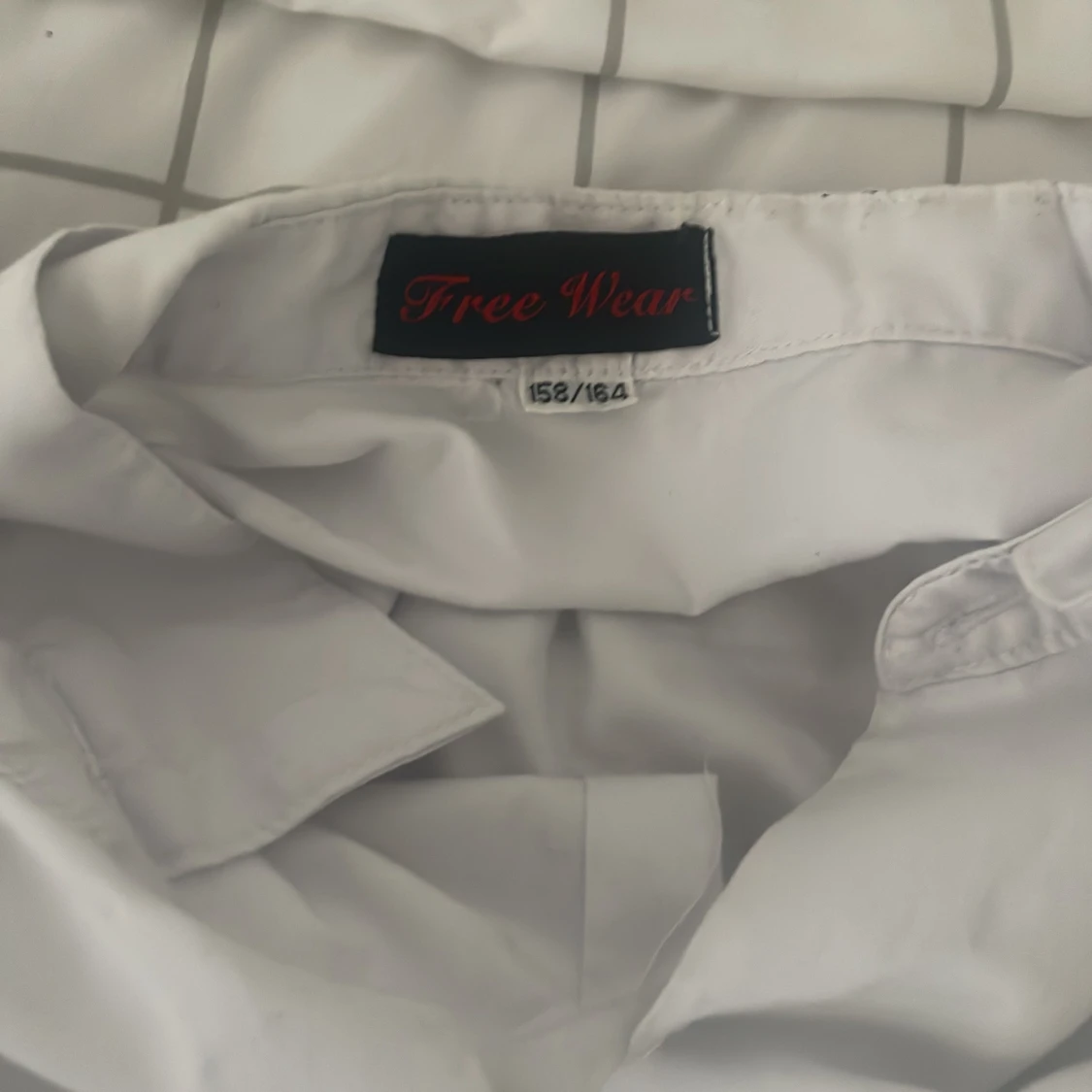 Vit skjorta från Free Wear 158/164 - 1