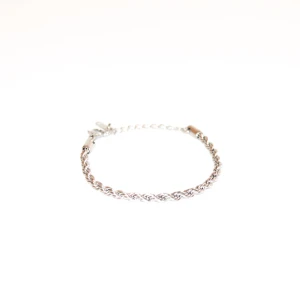 Cordell armband - Silver  - Mycket fint och elegant Cordell armband från Capcoast. Tillverkat i 316L rostfritt stål för att tåla svett/dusch och bad. Finns i både 4 & 5mm. Anpassningsbar längd från 16-21cm så passar alla! Vid några fler frågor så är det bara att höra av dig!🙌
