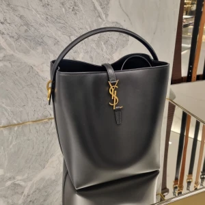 Svart bucket bag från Saint Laurent - Bucket Bag från YSL köpt från tjej utomlands för 13.000kr och säljs nu för 6000kr. Väldigt classy och fin🤍kvittot saknas från själva tjejen jag köpt ifrån, men dustbag finns. Därav priset🤍