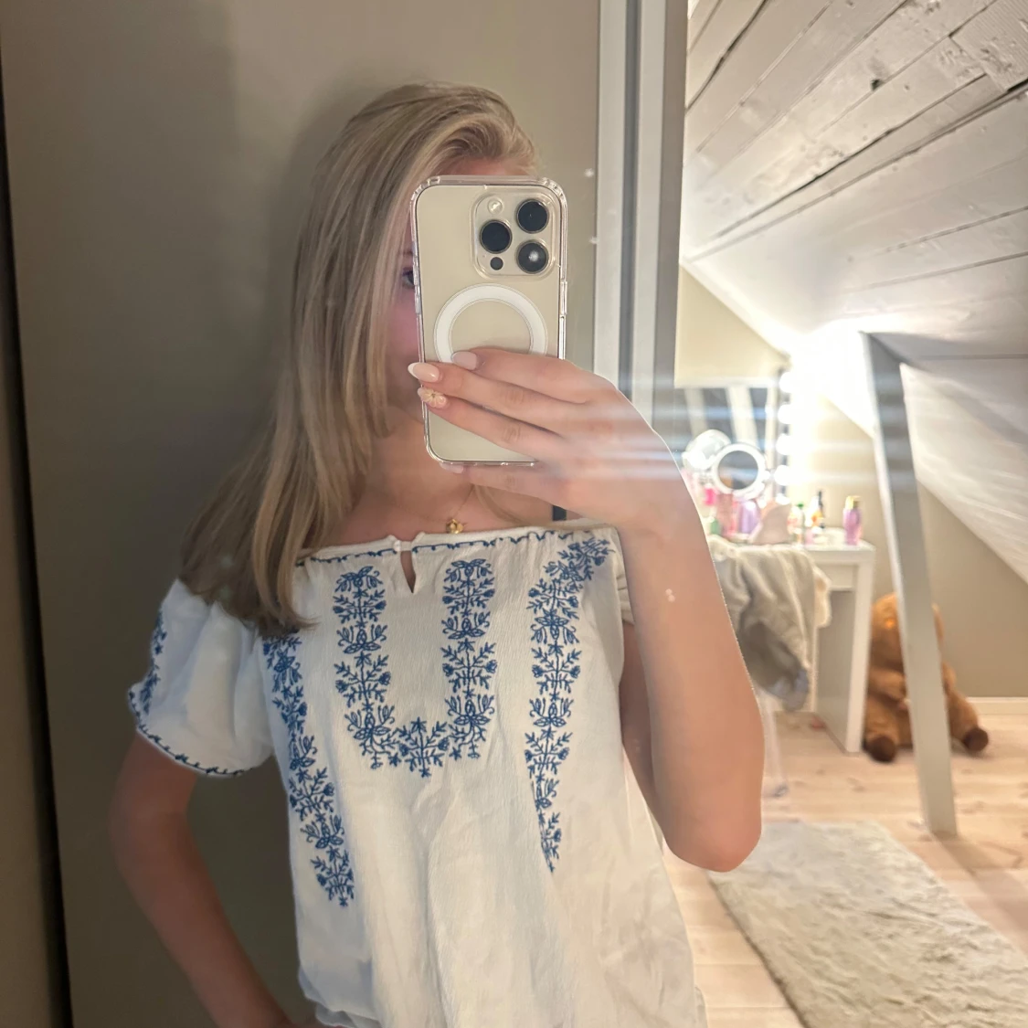 Vit blus med blå broderier - 2