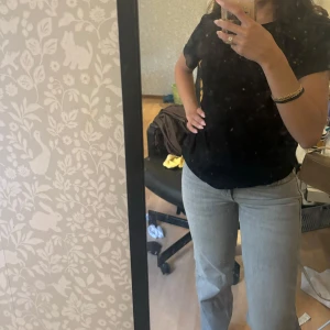 Ljusgrå raka jeans - Säljer ett par ljusgrå jeans med rak passform och normal midja. Jeansen har klassisk femficksdesign och är tillverkade i ett mjukt denimtyg. Perfekta för en avslappnad och stilren look.