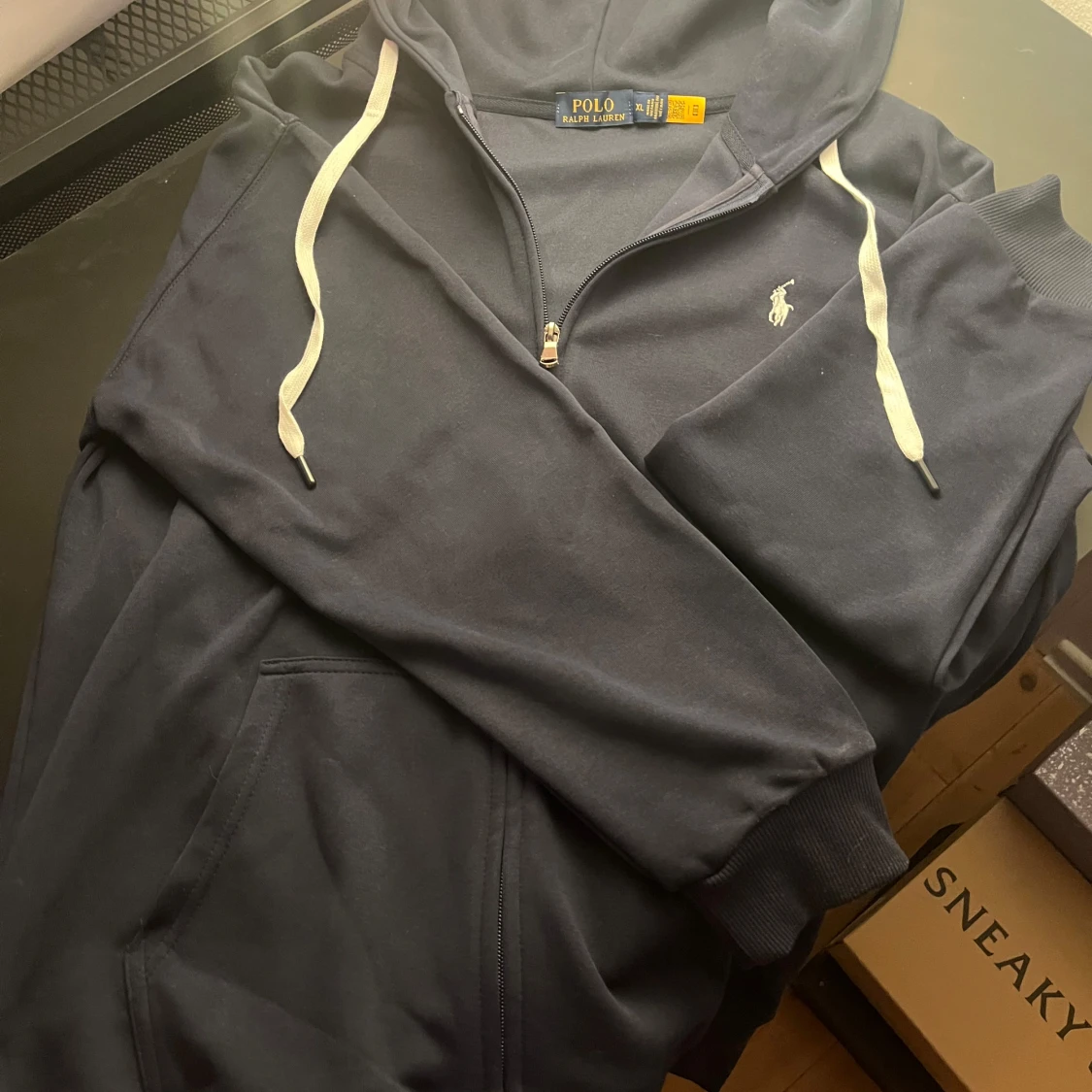 Mörkblå hoodie från Polo Ralph Lauren sitter som L men är XL - 2