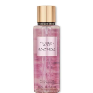 Victoria's Secret body mist - Victoria's Secret body mist Velvet Petals. 250 ml och är aldrig använd💕
