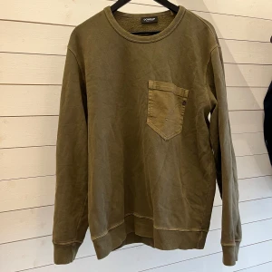 Dondup tröja - Dondup tröja - Storlek: Xl - Tröjan är i ett väldigt fint skick utan några defekter - Nypris: 1,5-2k - vårat pris: 349kr