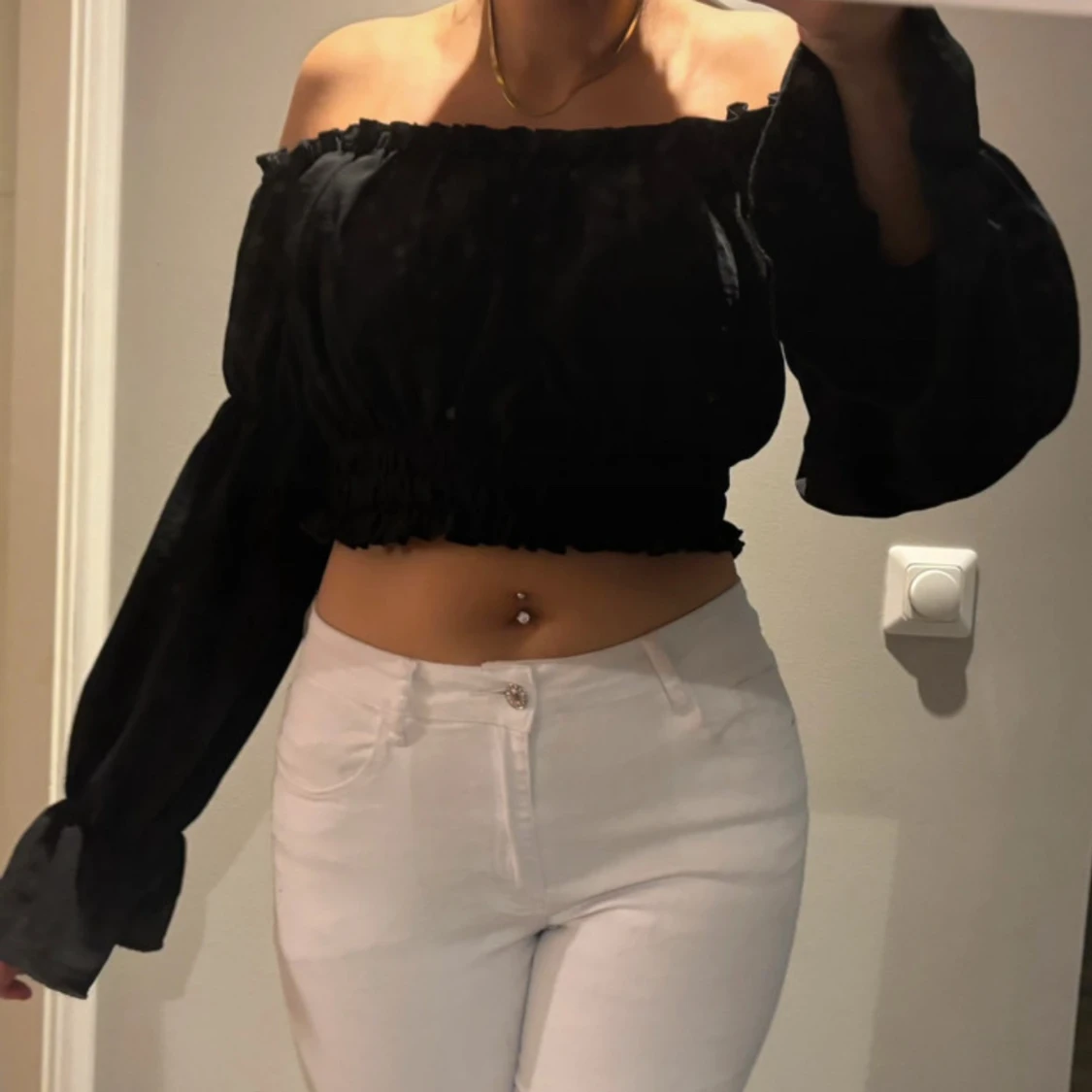 Svart offshoulder croppad blus