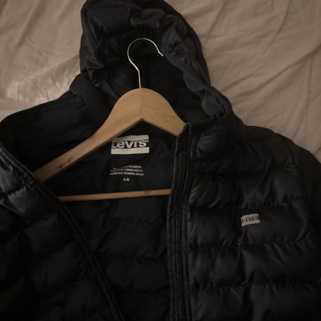 Svart dunjacka från Levi's med huva - 1