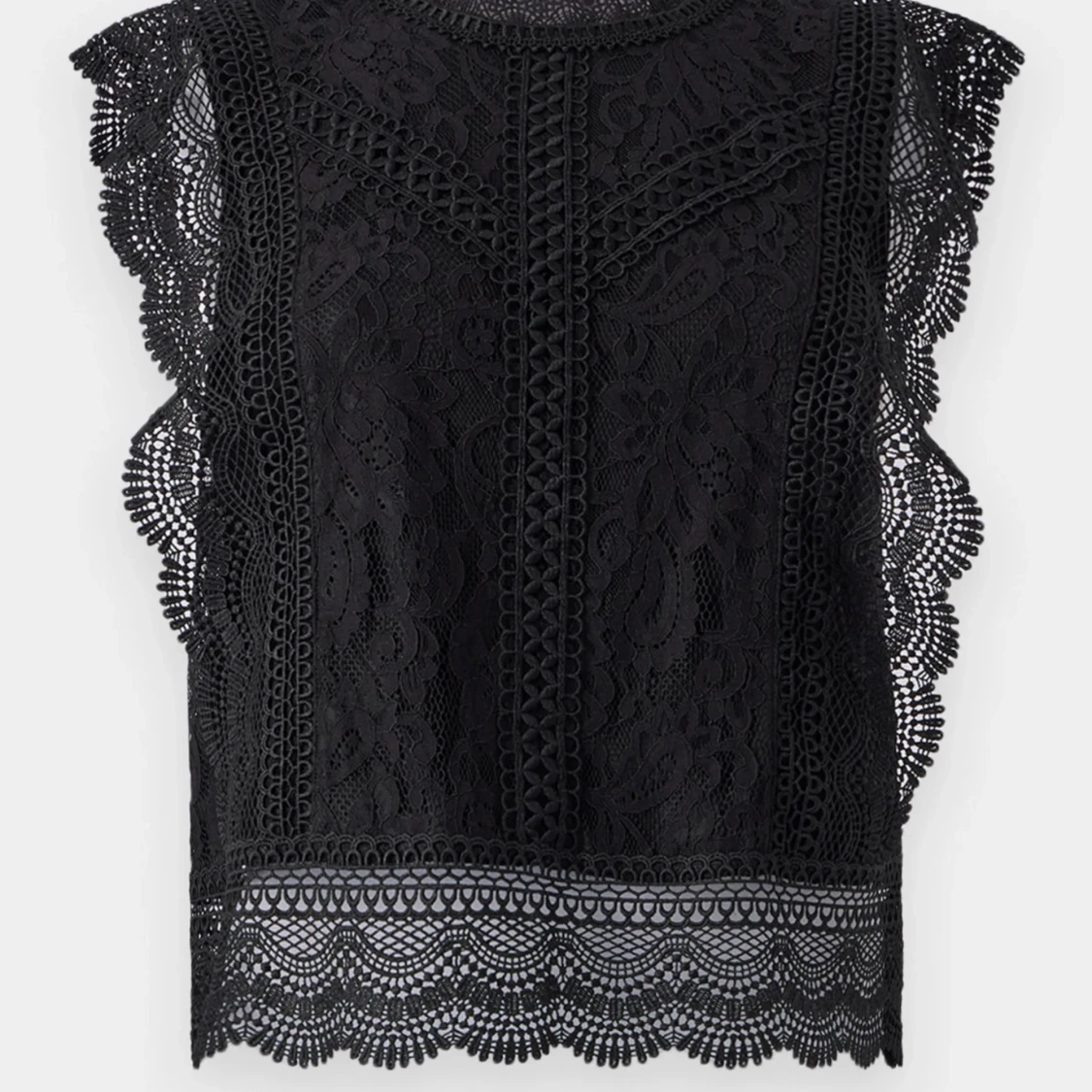 Svart spetsblus med volangdetaljer